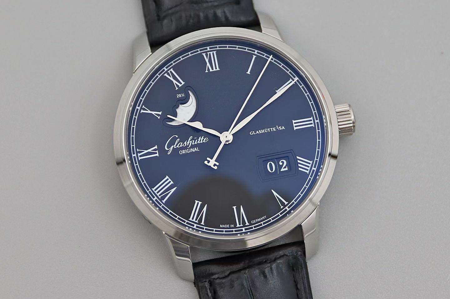 Glashütte Original Senator Collection Men’s Mechanical Wristwatch